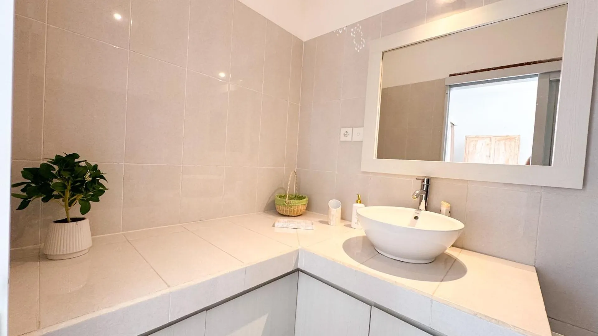 Casa De Three Seminyak Beach 别墅